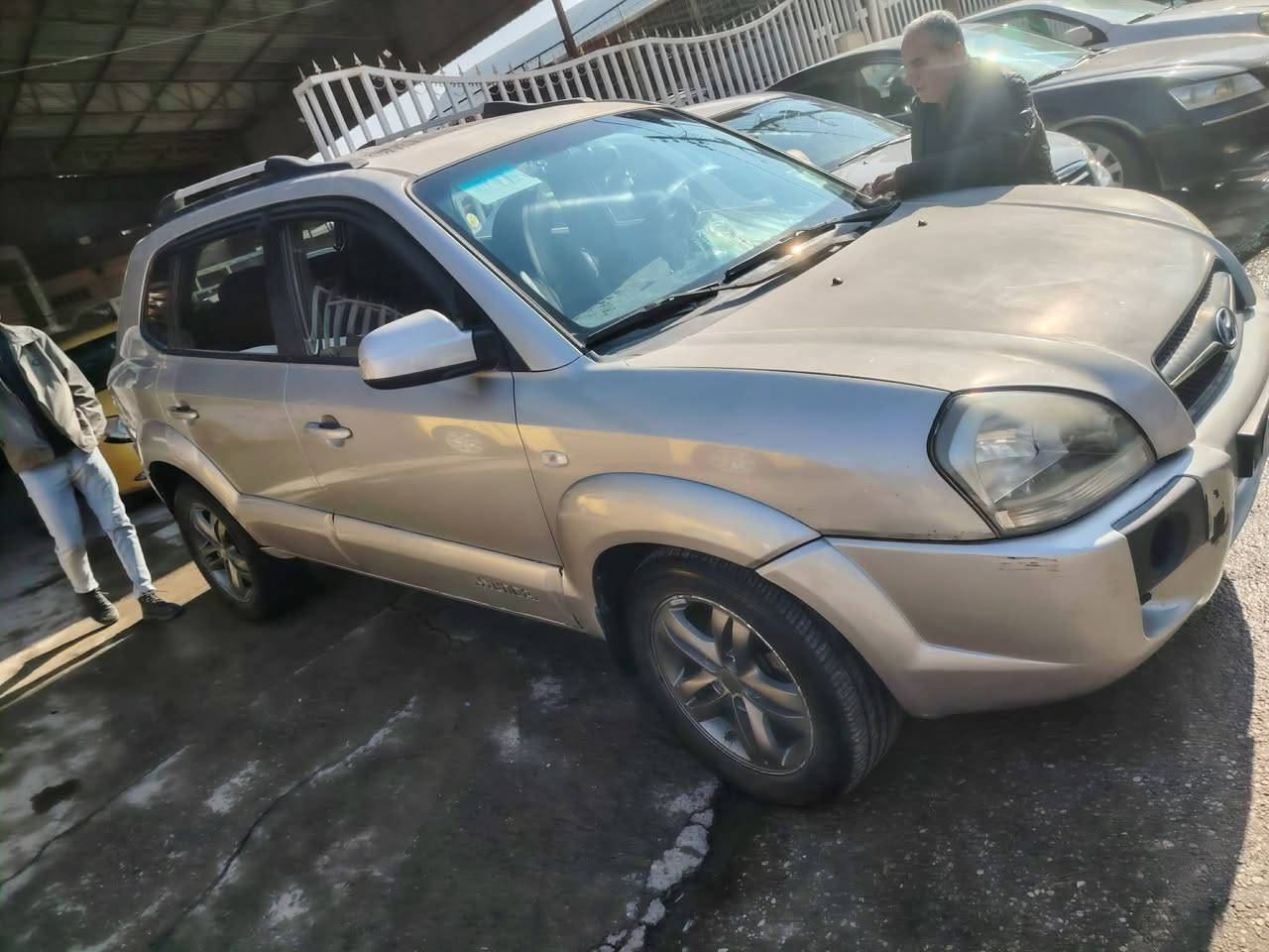 للبيع فقط نقد 
توكسن 2009
 بدون صبغ كلين 
كير ومحرك شرط
رقم نينوى ألماني 
شرط التحويل 
كابون بانزين بيها 
 السعر 120بيها مجال 
مكان السياره موصل حي العامل
التواصل على الارقام 
***********
***********
