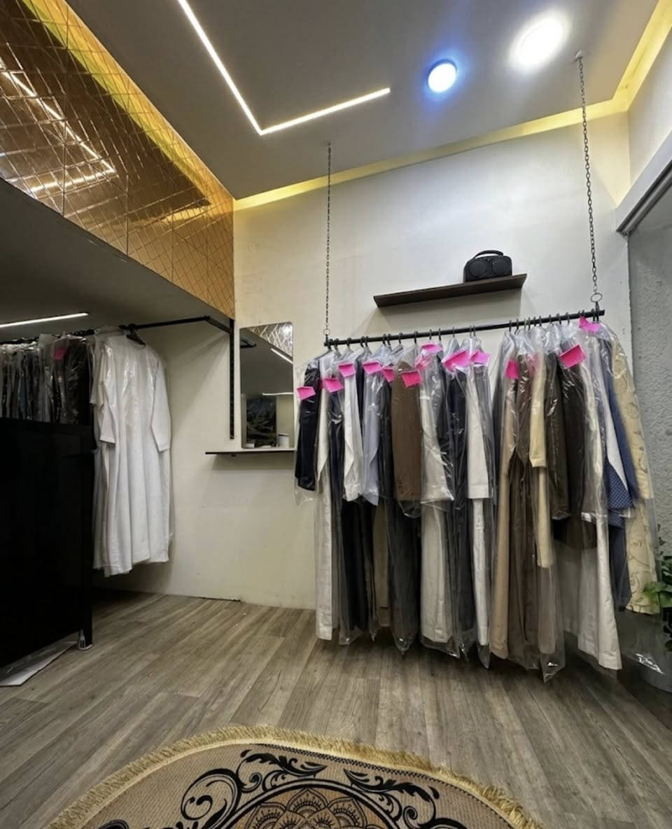 🚀 فرصة استثمارية لا تُعوض في قلب حي الخضراء!
مكوى  متكاملة للبيع 
- جاهزة للعمل فوراً
هل تبحث عن مشروع جاهز بتصميم ذكي وموقع استراتيجي؟ هذا المحل مصمم لاستغلال كل شبر بأفضل صورة!

✨ مميزات المحل:

• تصميم "دبل فوليوم": المحل يحتوي على طابق إضافي (طبقة) تم إنشاؤه لزيادة الكفاءة.

• الطابق العلوي: مخصص لعمليات الكي مع مساحة تخزين واسعة.

• الطابق الأرضي: منطقة عرض واستقبال الزبائن بلمسة احترافية.

• ديكور عصري وفخم: المحل مغلف بالكامل (سقف وحيطان) بالـ جبس بورد، والواجهة الخارجية مغلفة بـ البوردكس لإعطاء مظهر مودرن وجذاب.

• تجهيزات كاملة: * غسالة سعة 30 كيلو.

• مجفف سعة 10 كيلو.

• نورفة تركي أصلية.

• سبلت ونواعم العمل كاملة.

📐 المساحة والموقع:

• الأبعاد: عرض 3.20 م × نزال 5 م.

• العنوان: بغداد - حي الخضراء - الشارع الرئيسي (موقع تجاري نشط جداً).

💰 : الإيجار الشهري: 500 ألف دينار فقط (سعر تنافسي جداً بالنسبة للمنطقة)
. 📞 
للاستفسار ومعرفة سعر البيع (القفلية)، يرجى الاتصال على الرقم:
[***********]
#فرصة_عمل #حي_الخضراء #مكوى_للبيع #مشاريع_بغداد #استثمار
