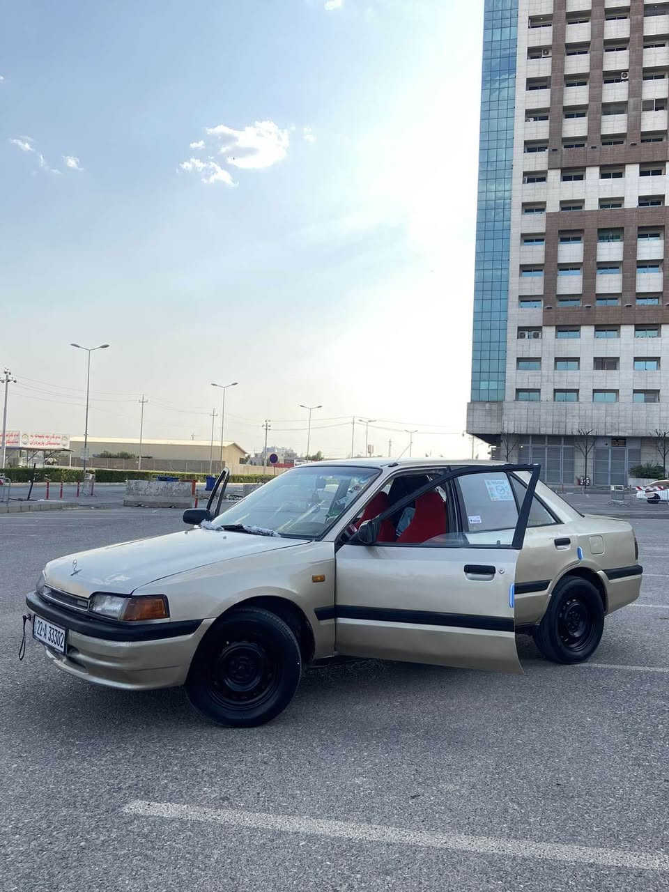 مازده ١٩٨٩  عام لؤ جووانى جةمبةكى خةفيفى پشتى هةية
***********
هةموو شتةكى بةشةرت أربيل, العراق
