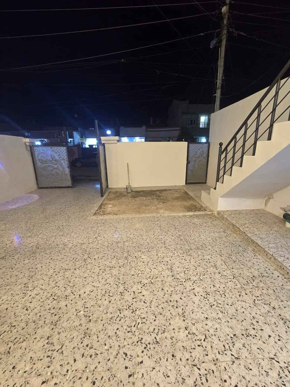 دارللبيع مساحة/187.5/متر بناء صفر طابقين كامل واجه 7.5
عنوان:قادسية الاولى 
نوع العقار:طابو ملك صرف
محتويات الدار:استقبال،هول،مطبخ حار بارد،غرفتين نوم
مواصفات:فول سيراميك،وسقف مغربي ونظام دكت تبريد مركزي
موقع مميز وشارع تبليط ومجاري وماء حلوو 
للاستفسار مراجعة مكتب النورين للعقارات والمقاولات أو الاتصال على الارقام التالية:***********
