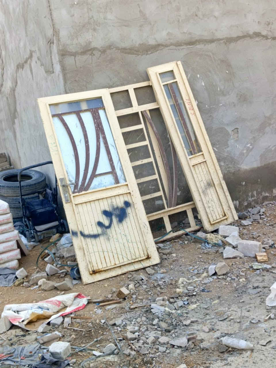 حديد ثقيل للبيع ب50 قفل ويجن ويا ثنين شبابيك 
***********
