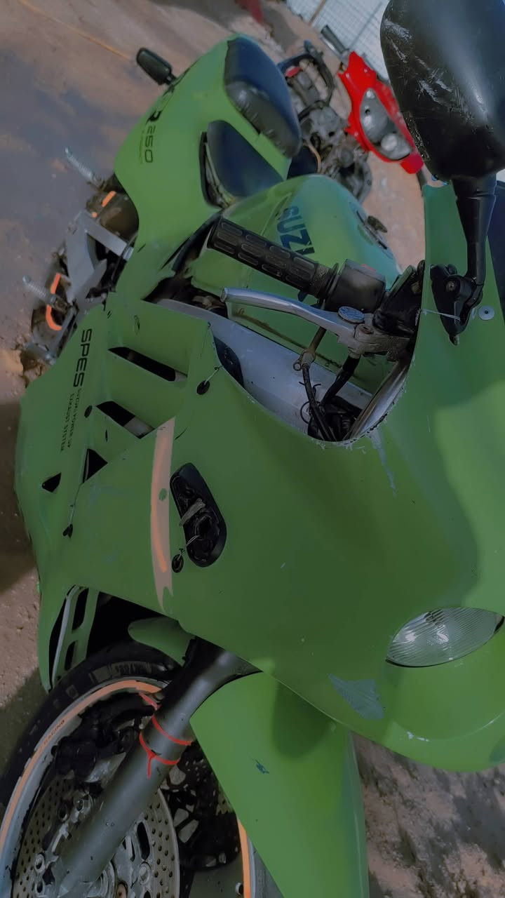 السلام عليكم دراجه جكسرموديل 2000
دراجه حلوه مرتبه بس بيهه نواقص بصيطه تلحيضات بكفر وتنضيف كابريته نقص بطيخه مال لكزوز فقط امه علا مكينه مرتبه مكينه 250سيسي سعر بلاش والله 850بيهه مجال لشراي ***********
