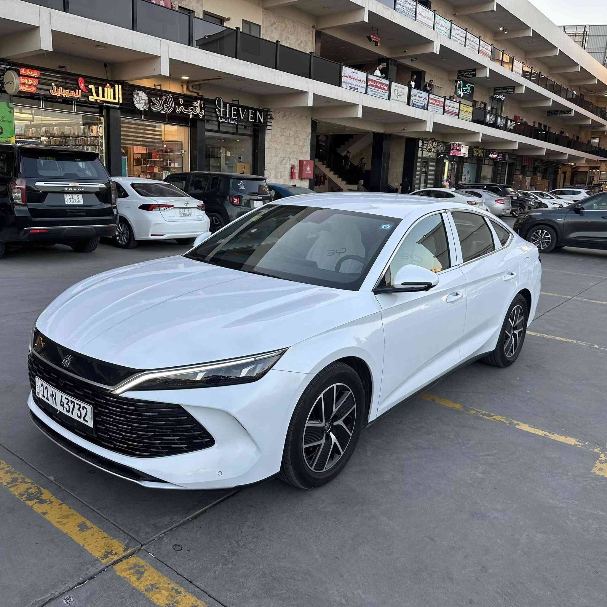 BYD QIN L (وارد صيني)
سنة الصنع :-2024
عداد المسافة الكلي :-17000 كم
مدى البطارية كهرباء :-80 كم/س
المدى الكلى (بانزين +كهرباء):-2100 كم/س
المواصفات:-
1- بصمة ابواب وصندوق وتشغيل
2- داخل جلد زيتوني
3- مقعد السائق تحكم كهربائي
4- كامرات عدد 5
وبقية المواصفات الاساسية المعروفة
السعر :-23700000 د.ع
العنوان :- الكرخ/ حي الخضراء 
للاستفسار :-***********
