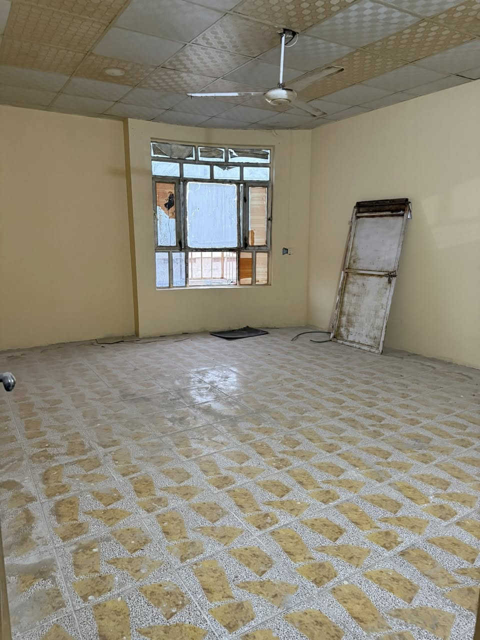 شقه بلبشيمان  يم مدرست غزه ايجارها 225مكونه من غرفتين وصاله كبيره. رقم الهاتف ***********
