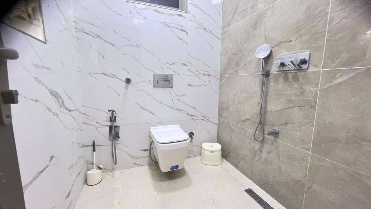 🏡 دار 140م² VIP للبيع - الكريعات

   واجهة 8م × نزال 17م | شارع 10م | بناء 2025
   كله مرمر درجة أولى

   التفاصيل:
   - استقبال فخم فاصل + هول كبير
   - 5 غرف نوم 
   - 1 ماستر دريسنغ روم - مجمع ملابس
   - 3 صحيات مرمر معلق
   - مطبخ مودرن بلت ان كامل
   - ديكور جبس + نجف كرستال + LED
   - ابواب تركي + شبابيك PVC
   - تاسيس سبالت + مروحة سقف

   موقع راقي هادئ قريب من الخدمات
   السعر: 425 مليون قابل للتفاوض 💎

   ***********
   شركة أصل الجوهره - بأداره أوس وياسر البحراني
