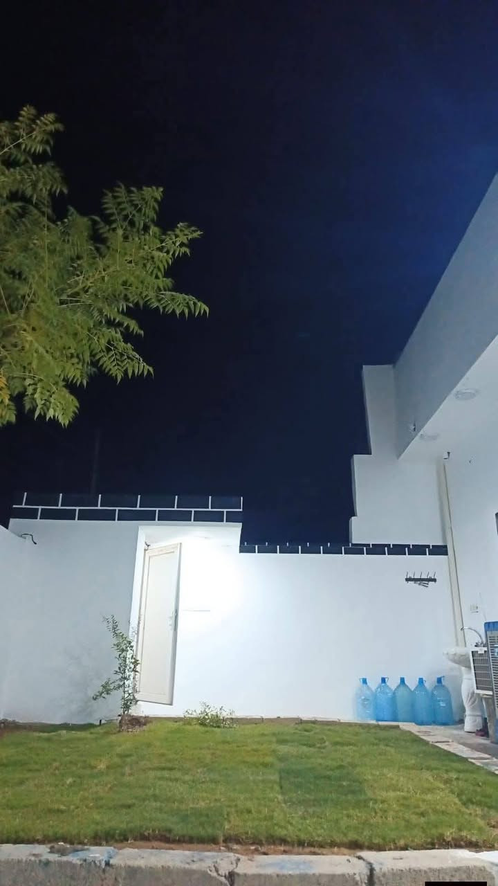 دار للبيع زراعي مساحة 250متر طابق واحد موقع حي واسطي خلف مركز العدالة//غرفتين نوم واستقبال هول مطبخ وصحيات كراج حديقه البيت فول سيراميك سقف ثانوي 

السعر ١٠٠ مع مجال 

***********
***********
