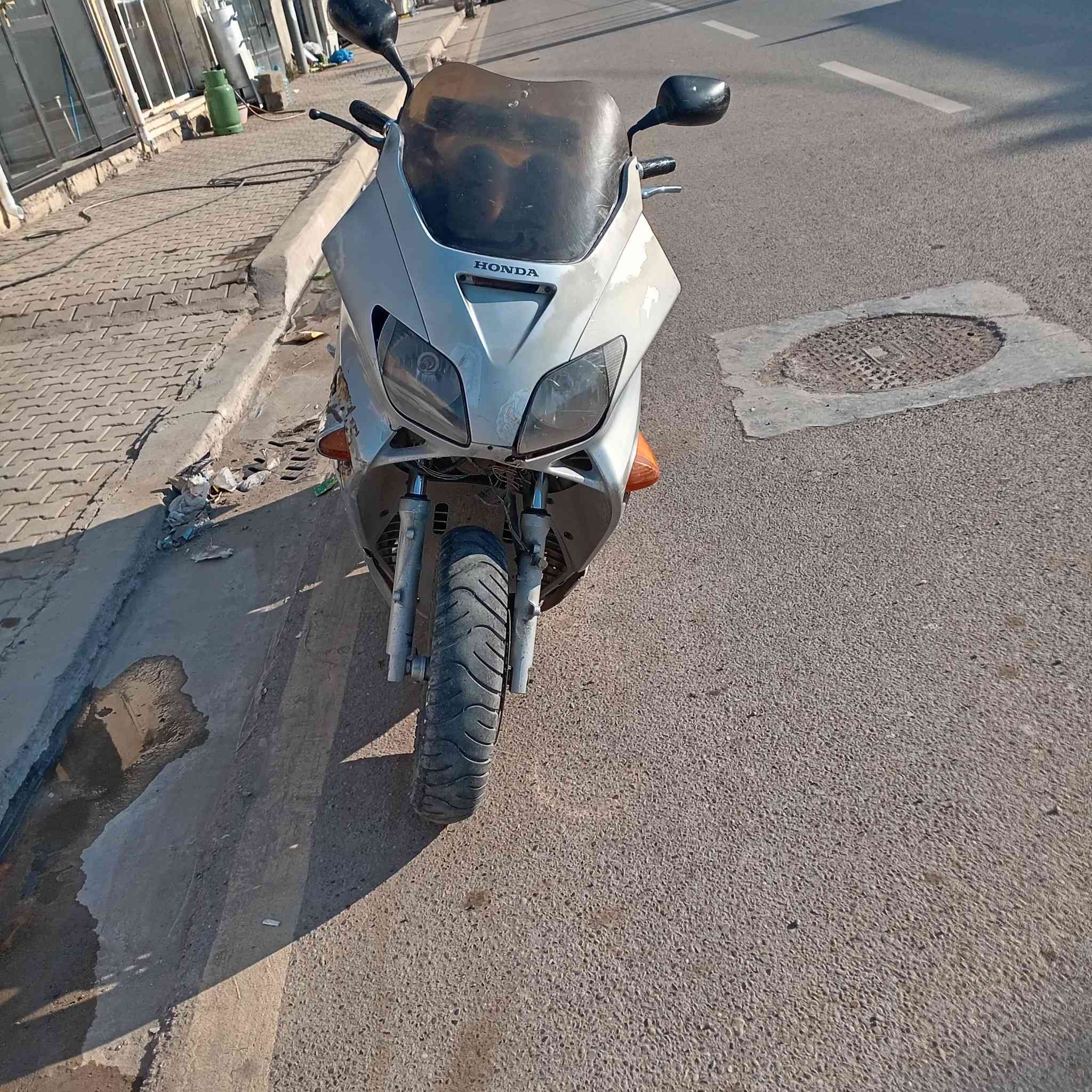 السلام عليكم
فورزه 06 للبيع مستعجل عل بيعتها
محرك مجفت جديد
كهربائيات كلها شغاله وسماعه بلوتوث
بريك امامي وخلفي شغال
اشاير وهورن شغال
السعر 400وبيها مجال
للاستفسار عل خاص او عل رقم ***********
