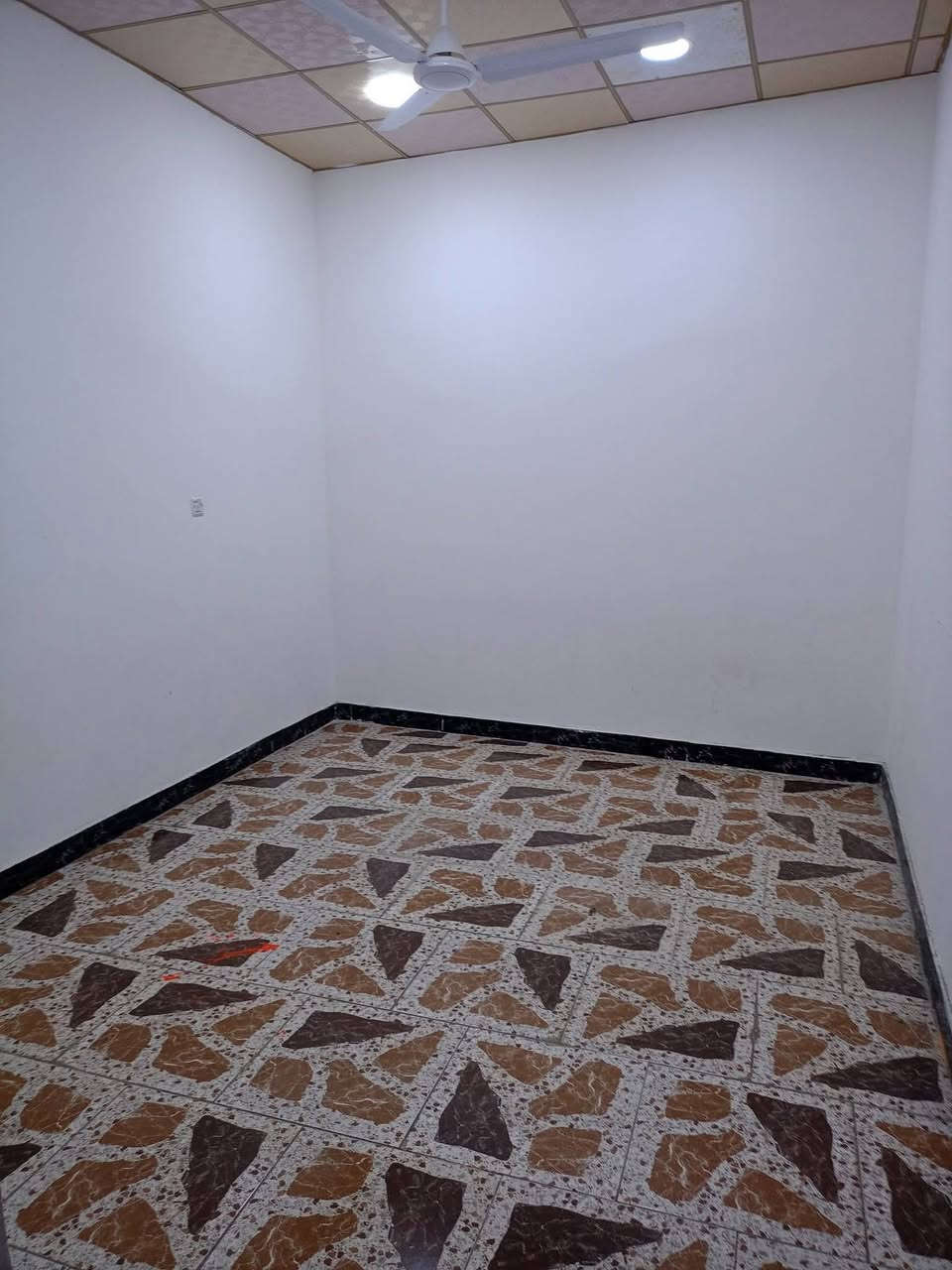 يعلن مكتب عقارات أبو انور فرع الطويسه عن وجود بنايه البيع في حي الخضراء مساحة 250 متر مع فضله 50 متر طابقين يحتوي على 4 شقق كل تحتوي على 2 غرف نوم وصاله وستقبال ومطبخ وصحيات وكراج بناء 2017 مع وراد شهري مليونين ونص قابل الزياده قريبه على الشارع العام مكان راقي ممتاز الستفسار الاتصال//***********//***********// كما نستقبل جميع عروضكم وطلباتكم التجارية والعقارية المكتب مجاز قانونيا المكتب ماقبيل مطعم الحسون عقارات أبو انور فرع الطويسه
