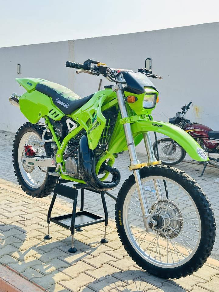 سلام عليكم
قفاز نوع كاوسكي ياباني 

مكينه 125خبط 

الدراجه بصبوغه صبغ حراري درجه اولئ

مكان واسط عزيزيه 

الرقم ***********
