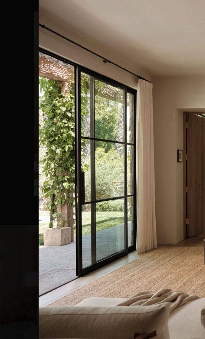 ✨ سحر النوافذ الكبيرة في تصميم البيوت ✨
النوافذ مو مجرد فتحات بالجدار…
هي روح المكان ✨
🔸 النوافذ الكبيرة تدخل ضوء طبيعي يغنيك عن الإضاءة الصناعية أغلب الوقت
🔸 تخلي المساحة تبين أوسع وأشرح حتى لو البيت متوسط الحجم .. لان تنطي امتداد بصري 
🔸 تنطي إحساس راحة وهدوء لأنكم تبقون على تواصل ويه الخارج والطبيعة 
🔸 تحسن التهوية وتقلل الرطوبة
🔸 وترفع قيمة البيت جماليًا واستثماريًا
الضوء الطبيعي يغير كل شي…
لون الجدران، ملمس الارضية، وحتى نفسية أهل البيت ☀️
البيت اللي بيه نوافذ كبيرة محسوبة صح
تحسوه يتنفس 🌿
التصميم الذكي للنوافذ يعتمد على:
✔ الاتجاه
✔ الارتفاع
✔ نوع الزجاج
✔ توزيع الأثاث
مو كل نافذة كبيرة ناجحة… النجاح بالتفاصيل 👌🏻
شنو رأيكم؟
تحبون النوافذ الممتدة من الأرض للسقف لو التقليدية أكثر؟ 🤍

اصمم الخرائط بكل ضمير وكأنه بيتي .. مع امكانية التعديل المفتوح لغاية القناعه 
لطلب التصاميم ارسال رسالة على الواتساب ***********

تابعوني 
https://www.facebook.com/share/1CMvGKeZcr/
