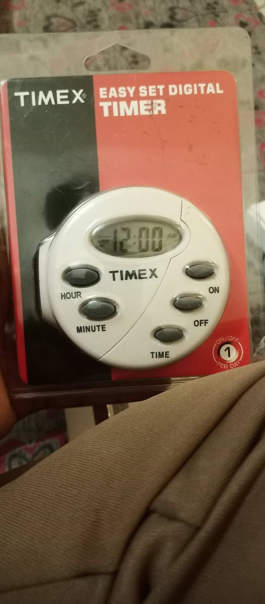 +3                  هذا المؤقت هو Timex Easy Set Digital Timer (موديل TX12874X).يعمل هذا الجهاز كمؤقت رقمي يتم توصيله بمقبس الحائط للتحكم في الأجهزة الصغيرة مثل المصابيح أو المراوح.يتميز الجهاز بشاشة LCD كبيرة لسهولة القراءة، وواجهة بسيطة تتيح برمجة الأوقات مثل منبه الساعة.يحتوي على بطارية احتياطية للحفاظ على الإعدادات ومفتاح يدوي لتجاوز البرنامج الحالي عند الحاجة.


**إذا كنت صاحب هذا الإعلان وتريد حذفه لأي سبب، رجاءا أرسل رسالة إلى الدعم الفني**