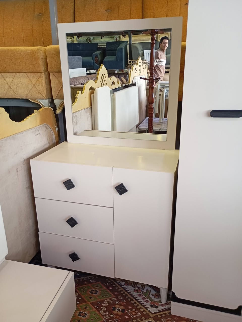 غرف شبابي دبل سرير 
جديدة.  شد ونقل مجاني 
سعر 550هي شد ونقل 
***********
