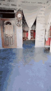 السلام عليكم دار للبيع حي المختار مبني ببلوك غرفتين صاله وحمام نفس اللي بالتصوير مكعب البيت كله مساحه 170 ميه وكهرباء ومجاري السعر 28 وبي مجال ***********. ***********
