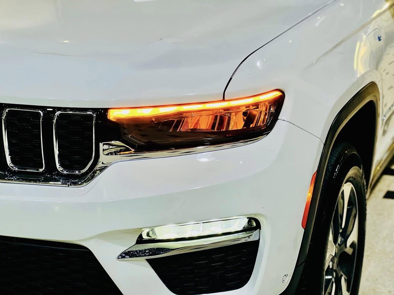 السيارة  : جيب گراند شيروكي 4xe هايبرد
الموديل : 2024
الفئة     : Limited 4xe
الحادث : جاملغ ايمن فقط 
الرقم     : رقم بغداد دولي تحويل 
السعر    : 35.000$ 💸🔥
البـيـع    : نقد او تقسيط 💥
 ________________________________________
🛑 المواصفات  العامة :

♦️محرك 2.000T تيربو هايبرد
♦️عداد المسافة 9.000
♦️اللون ابيض 
♦️ شاشة امامية كبيرة 
♦️تبريد خلفي 3 قطع
♦️تحكم مقود 
♦️كشن خزن ميموري
♦️داخل جلد ابيض
♦️ كامرة خلفية
♦️بصمة تشغيل و تشغيل عن بعد
♦️سايد بريك بصمة
♦️المقاعد كهربائية 
♦️ويل كب قياس 18
♦️رادار امامي خلفي مانع تصادم
♦️صندوق كهرباء 
♦️ شاحن لاسلكي
♦️كشافات ضباب
♦️انظمة قيادة 
♦️ تبريد وتدفئة مقاعد
♦️بصمات ابواب وتشغيل 
♦️مري شفط 
♦️نظام عدم الخروج عن المسار 
♦️مثبت سرعة 
✨وبعد المواصفات المعروفة للجيب ✨
________________________________________
#معرض الفحام لتجارة السيارات

الاتصال على الارقام 
☎️المبيعات : ***********
☎️الادارة  : ***********

او زيارة المعرض على الموقع التالي :

📍النجف الاشرف / حي الجامعة / مقابل المدينة المائية سنتر جبل عامل .
