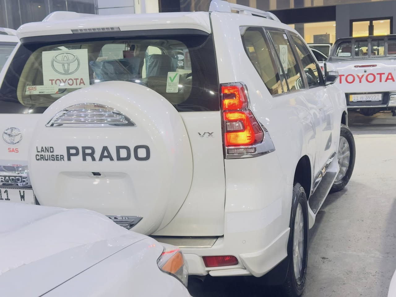 برادو 2019 VX وكالة SAS باب اول
الموصفات 

محرك 6 سلندر V6 سعة 4.0 لتر.

قوة حصانية عالية تصل إلى 271 حصان تقريباً (مع عزم دوران ممتاز).

ناقل حركة أوتوماتيكي.

نظام دفع رباعي مستمر (4WD).

التجهيزات الخارجية (فل مواصفات):

فتحة سقف.

أضواء أمامية زينون (Xenon) مع إضاءة LED نهارية.

مصابيح ضباب أمامية وخلفية.

كاميرات 360 درجة (عدد 4 كاميرات) للمراقبة المحيطية.

عجلات ألمنيوم (ويل كب) بحجم كبير.

دخول ذكي وتشغيل بصمة.

حساسات أمامية وخلفية.

التجهيزات الداخلية والراحة:

مقاعد جلد فاخرة (أصلي).

تبريد وتدفئة للمقاعد الأمامية.

مقاعد كهربائية التحكم (أمامية).

مقاعد الصف الخلفي قابلة للطي كهربائياً.

شاشة معلومات ونظام ترفيه متطور.

نظام تكييف أوتوماتيكي ثنائي المناطق (أو أكثر).

ثلاجة مركزية (Cool Box).

الأمان والسلامة:

نظام فرامل مانع للانغلاق ABS.

نظام مراقبة ضغط الهواء في الإطارات.

وسائد هوائية متعددة.

مثبت سرعة.

رقم بغداد تحويل ثاني 

البيع او مراوس 

مكفوله كفاله عامه ماعدا بارد بسيط جدا 

((رقم الهاتف ))

☎️***********☎️
