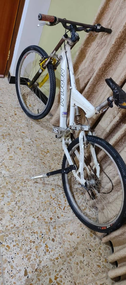 من رخصت الادمن المحترم وافق 
السلام عليكم اخوان بايسكل المنيوم المنيوم جبلي دبلين دبل امامي وخلفي شغالات ابريك وره شغال الكدام بس نقص واير فقط السكان حلو البداله الخلفيه من شركة شيمانو 7نمر شغاله بس يرادلها تقسيم الرنكات نصيفات التايرات نضيفات البايسكل نضافه 75% 
مكاني بصره صبخة العرب ماعندي توصيل 
سعره 65الف وبي مجال والشراي يتدلل 
رقم***********
