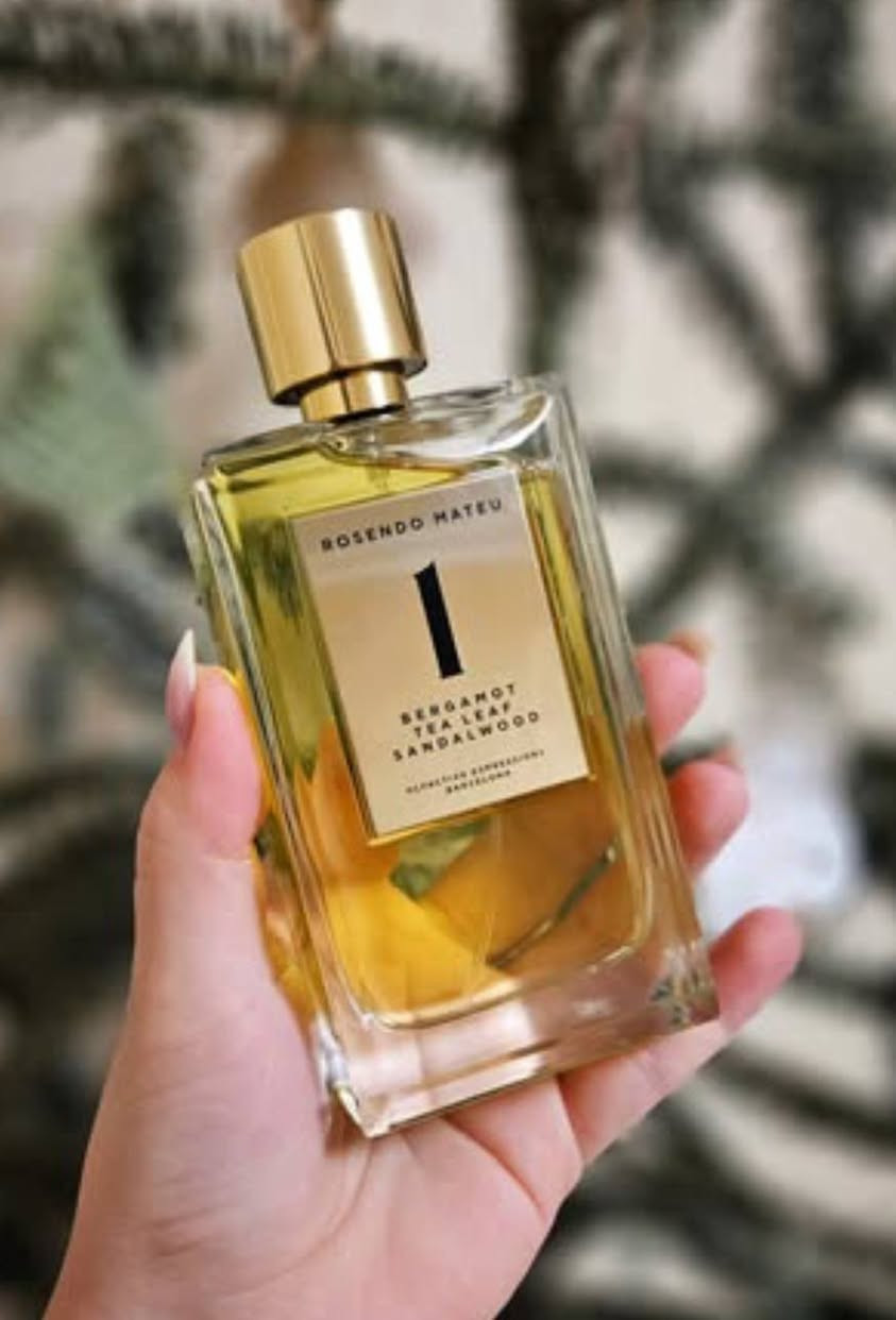 Rosendo Mateu Nº 1 Bergamot, Tea Leaf, Sandalwood Rosendo Mateu
تخيل روحك كاعد بوسط بستان قديم من بساتين الشمال ويه اول خيوط الفجر والندى بعده يغازل الورق هذا مو مجرد عطر هذا قصة بدت بأنامل المصمم العالمي الراحل روسيندو ماتيو اللي حب يخلي اول ابداعاته رقم واحد عبارة عن رحلة للروح والذاكرةمن تفتتح العطر راح تحس برشة الحمضيات والبرغموت اللي تشبه ذيج النسمة الباردة اللي تمر على وجهك وانت تمشي بين الاشجارشويه وتبدي تظهر ريحة ورق الشاي الخضراء الصافية كانما كاعد تشرب استكان شاي مهيل بوسط الخضار ورايحة البال عندك واصلة لابعادهاوالفخامة الحقيقية تكتمل بنهاية القصة من يستقر العطر على خشب الصندل الدافئ هنا تحس بالثقل والرزانة كانما البستان صار ملكك وحدك وصوت الهوى يهمس باذانك عن سر الاناقة والجمال معنى الاسم رقم واحد هو البداية الحقيقية والنقاء اللي ميتكررعطر للي يدور شي بارد لنهار صيف الاهب اللي تترك اثر بكل مكان يمر بيه روسيندو ماتيو رقم واحد هو هدوء البساتين وفخامة القصور 
متوفر تقسيم باحجام مختلفة 
3-5-10-20مل لتجربة 
#أبو_إلياس #عطور #عطور_فخمة #عطر #ذوق #هيبة #ثبات #فوحان #برفان #perfume #luxury #fragrance #viral #fyp #اكسبلور


**إذا كنت صاحب هذا الإعلان وتريد حذفه لأي سبب، رجاءا أرسل رسالة إلى الدعم الفني**