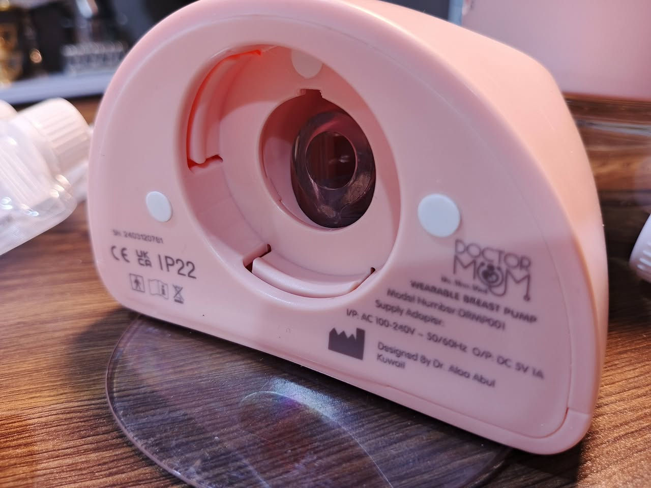 هذا المنتج هو مضخة ثدي كهربائية محمولة وقابلة للارتداء من العلامة التجارية Doctor Mom.
تصميم مدمج: مضخات لاسلكية تُلبس داخل حمالة الصدر لحرية الحركة. 

أوضاع متعددة: تحتوي على أوضاع مختلفة للتحفيز والشفط لتناسب تفضيلاتك. 

شاشة رقمية: توفر شاشة للتحكم في السرعات والإعدادات. 

سعة التخزين: تأتي مع أكياس أو حاويات لتخزين الحليب بسعة تصل إلى حوالي 160 مل.


**إذا كنت صاحب هذا الإعلان وتريد حذفه لأي سبب، رجاءا أرسل رسالة إلى الدعم الفني**
