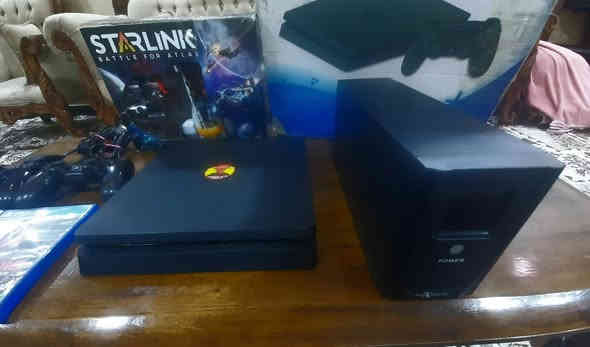 السلام عليكم بلي فور سلم ذاكرة 500 امهكر نضام ١٢.٥٢ جهاز جديد مامفتوح معا جوستك عدد اثنين واقراص عدد اثنين ومجسم استارلينك وألعاب خمسة وهي 
أكراد درايفر 
كود وف وير 
سنايبر 
كول وف ديوتي 
معا يو بي اس هدية طافي يحتاجلة بطارية مكاني بغداد المدينة الاورفلي السعر 270 وبي مجال قليل موجود ماسنجر واتساب *********** ماعندي توصيل
