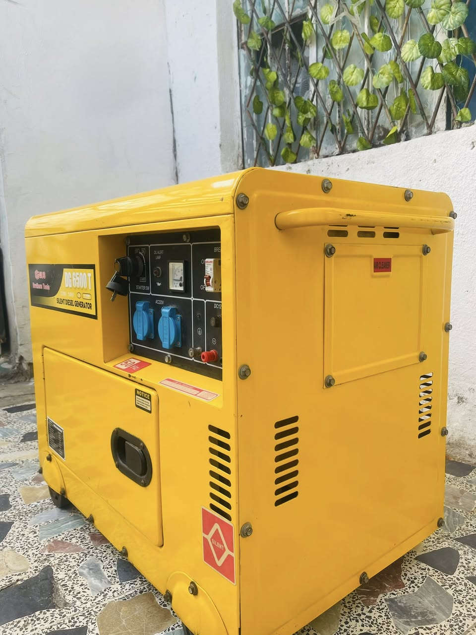 جديدها جديدها ستعمال قليل مولده كاز  كاتم 7 كيفي 28 آمبير مولده كلش نضيفه وبلاديه ماداخله تصليح على وضع شركه نكره بل تشغيل السعر 850الف  مكاني بغداد شعب حي سومر ***********
