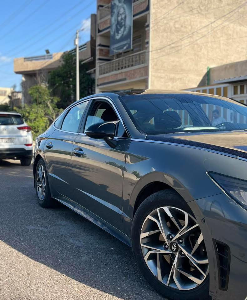 سلام عليكم
سوناتا مواصفات SEL
بنوراما
تشغيل عن بعد
بصمة تشغيل
شاشة كبيرة
عدادات ديجيتال
تدفئة كشنات
كرسي كهرباء
نقط عمياء
قياده ذاتيه
كأمره خلفيه
شاحن لاسلكي
رادرات تحديد المسار 
مكينه 2500 

السعر 150 وبيها مجال
***********
