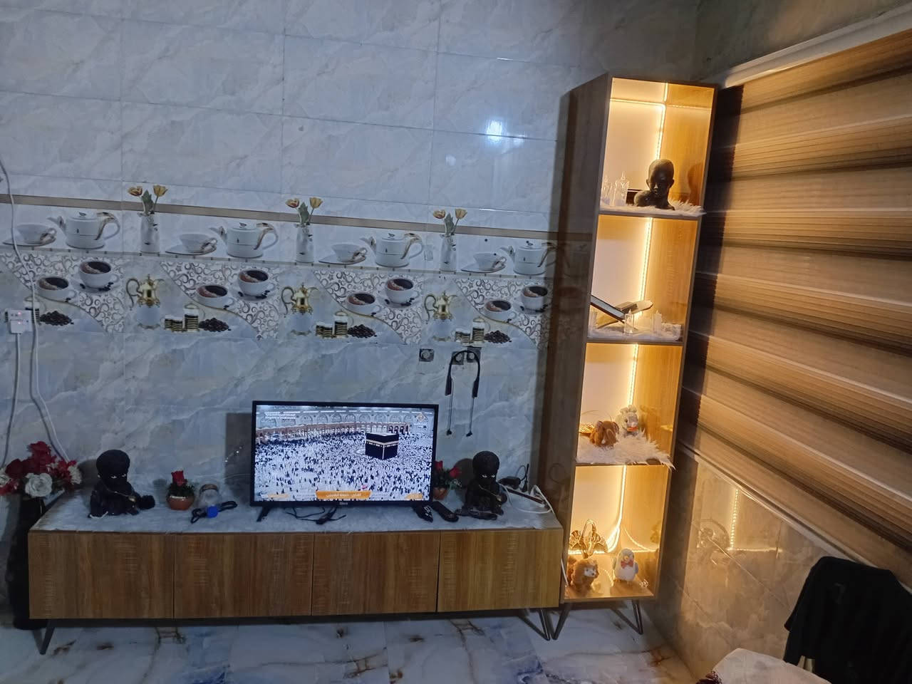 ميز بلازمه ابو المكتبه خشب تركي نضيف للبيع السعر خاص او اتصال***********
