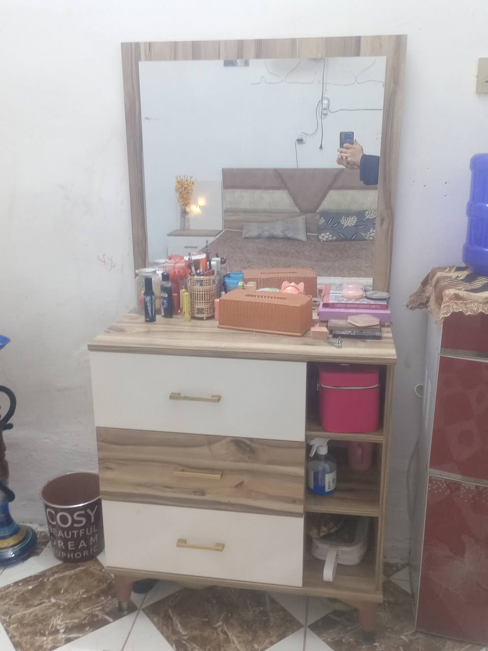 غرفه للبيع مستخدمه 5اشهر السعر 400 وبيه مجال العنوان نجف حي الجزيره شارع النخيل والاستفسار على هاذه الرقم ***********

