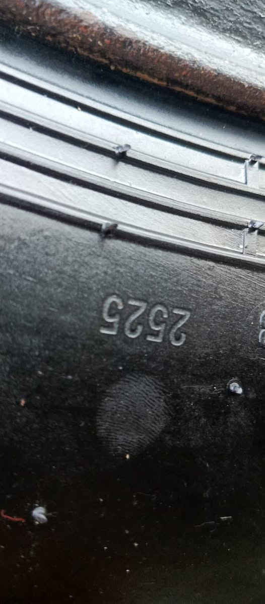 سلام عليكم خوان تاير ات. حجم ١٢٠٠ ٢٠  جدد هنة. ويالتهن. ولجماق
وسعرهن. مناسب. النتصال***********
مكان التاجيات
