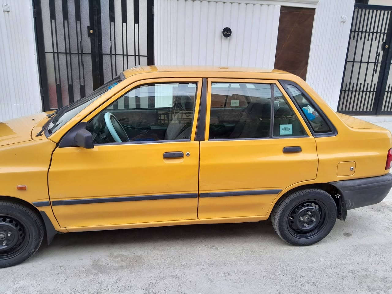 السلام عليكم سيارة سايبة للبيع موديل ٢٠١١ مصفره هيئة وغرامات داخله هزه مكينه وكير خير من الله تدفئة وتبريد شغالات سيارة بلاديه للاستفسار الاتصال على الرقم ***********
