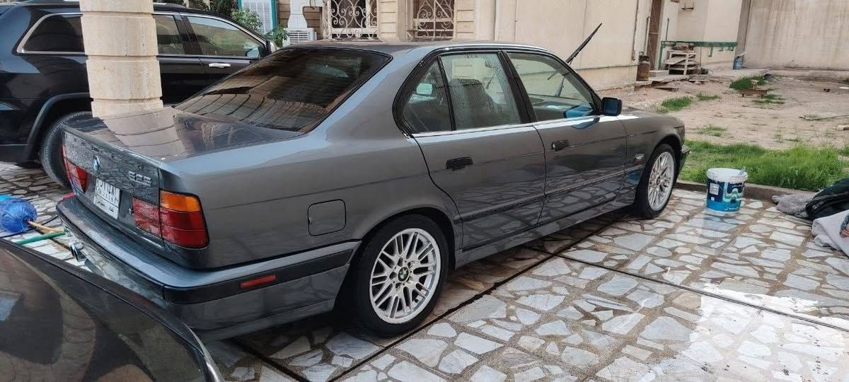 سلام عليكم مرخصت الادمن بي ام ٥٢٥ محرك ٣٥ مفتوح السياره جاهزه خير من الله بيها نواقص قليله عوزها بس ارفلوو لا ضربه ولا دحجه صبغ عام للجماليه تبريد ثلج ويه السويج ويل كب جديد كير جديد اوتماتيك ستوني شاده سعرها ٥٥  مكاني نجف ***********
