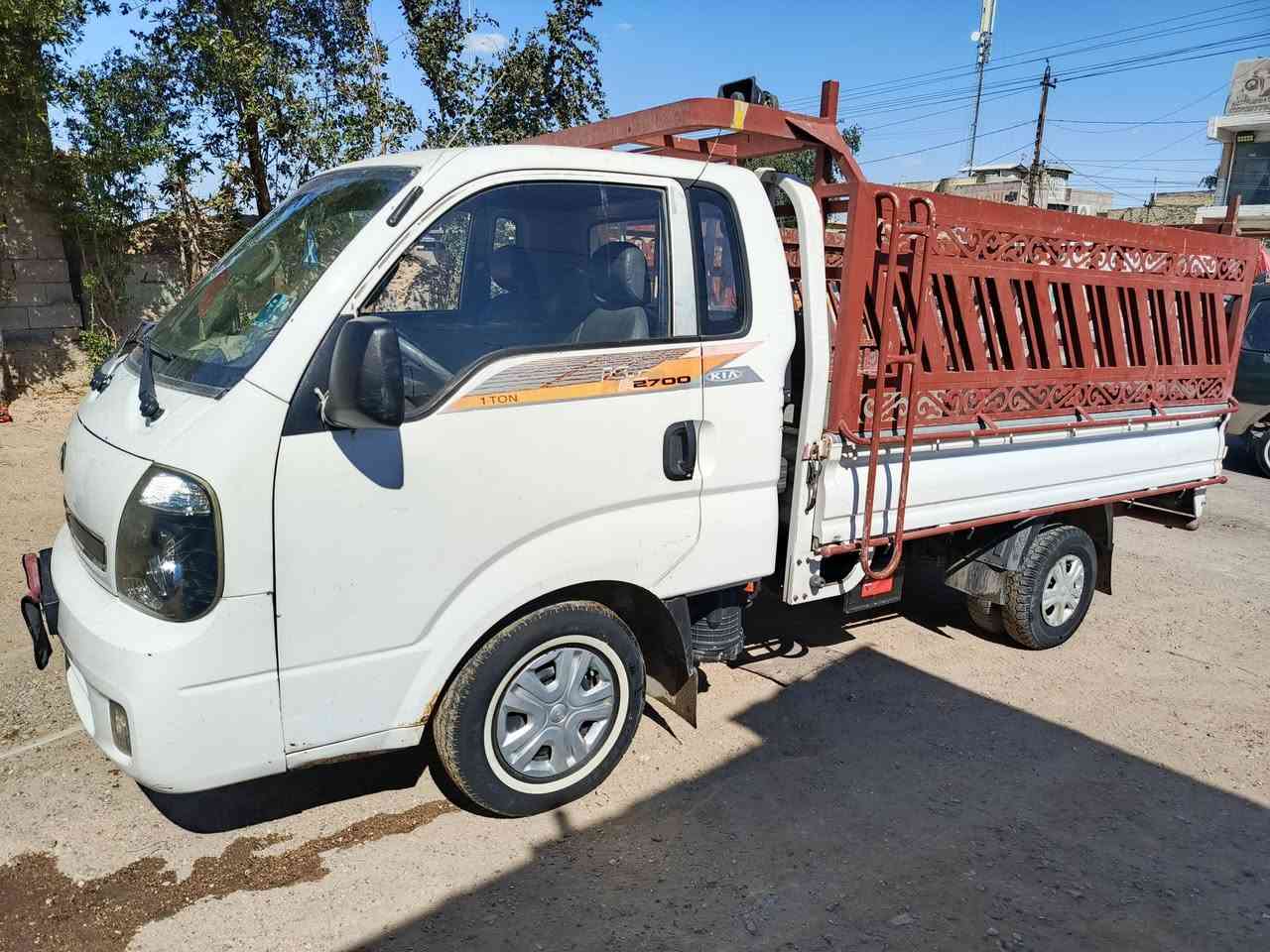 السلام عليكم كيه موديل 15 السياره مكفوله من صبق وضربه وتبديل السياره بلاديه مكينه جديده كير اكسن مكفول رقم واسط بسمي السعر 110 وبيها مجال مكان بغداد السياره تنباع بدون محجر رقم ***********
