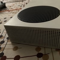 اكس بوكس سيرس اس السعر 350 يجي ويا ثنين يدات واحده احترافية  والثانية ...