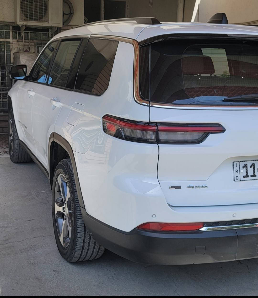 جيب كراند شيروكي ابيض  لمتدد رقم بغداد انكليزي بأسمي
موديل 2023 وارد امريكي ماشية 44 الف كيلو قابل للزيادة
* محرك 6 سلندر 3600
*  لارج الطويل 7 راكب .
* فور ويل 4×4
* بصمة تشغيل وتشغيل عن بعد .
* رادار  مع مانع تصادم امامي وخلفي .
* نظام الرؤية الليلية. 
* نظام تحديد المسار . 
* تحذير النقطة عمياء .
* شاحن موبايل وايرلس. 
* ويل قياس 20 انج .
* شاشه كبيرة 10.1 انج تدعم نظام الخرائط (GPS) للاندرويد وال ios .
* كاميرا 360 درجة مع حساسات خلفية . 
* كاميرا خلفية للمرأة الداخلية. 
* بلوجكتر امامي 
* المصابيح الأمامية زنون .
* 5 ابواب بصمة للدخول الذكي. 
* تطعيم صاج خشب للمقصورة الداخلية الامامية . 
* ذاكرة لحفظ وضعيات الجلوس للسائق.
* المقاعد الأمامية كهربائية .
* المقاعد الأمامية والخلفية تدفئة .
* انارة داخلية LED متعددة الالوان . 
* مكيف خلفي مع وحدة تحكم منفصلة . 
* تدفئة ستيرن .  
* محدد سرعة . 
*نظام الايعاز الصوتي .
*جنطه كهرباء .
* اطفاء ذاتي autostop . وكثير من المواصفات
الضرر بابتين وجاملغ امامي جهة اليمنى وتبدلت نفس اللون فقط الدوسة صار بيها صبغ .
السعر 330 ورقه وبيها مجال.
للاتصال او المراسلة ***********
تحياتي للجميع.
