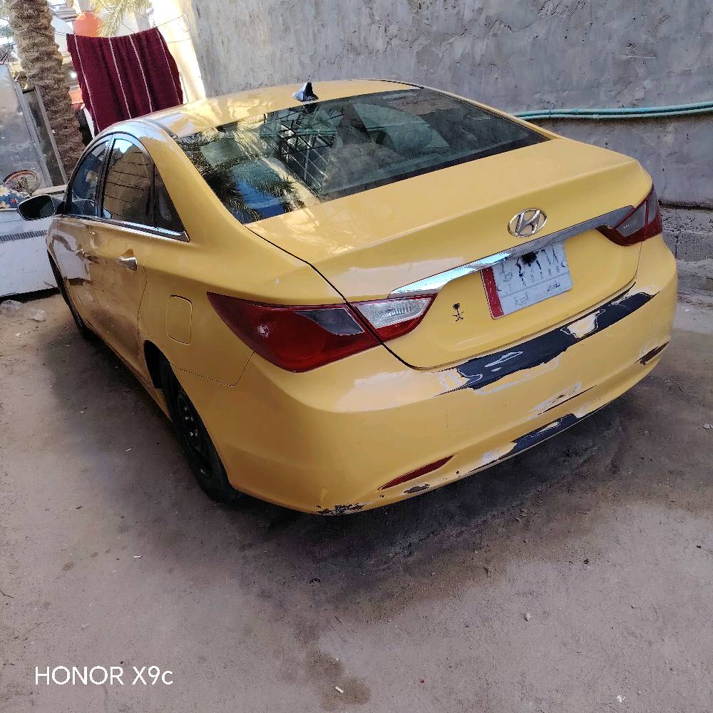 سيارة هونداي باللون الأصفر بحالة جيدة، مع تصميم داخلي مشدود. مناسبة للمدن والسياقة الطويلة. السعر ملائم وقابل للتفاوض بمحافظة مكان الإقامة.