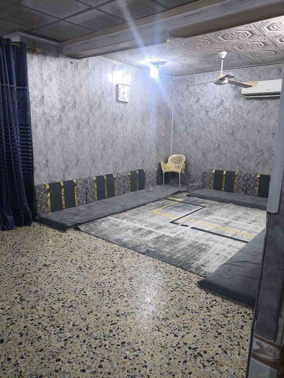 السلام عليكم... 
بيت ٢٠٠متر للبيع
البيت في حي الجمعية شارع الوائلي الفرع مقابيل محطة لغسل السيارات فرع صمون الكوثر البيت الثالث عرض الشارع ١٢متر مقابيل ساحة..
البناء قديم ولكن قابل لسكن 
الطابق الاول :-
غرفتين وصاله واستقبال ومطبخ وحمام داخلي وخارجي مع صبه 
السقف صبابه وغرفتين سقف جديد شيلمان
الطابق الثاني:-
غرفتين والثالثه صغيرة للأطفال مع مطبخ وحمام وصاله وسطح
السقف سندويج الطابق الثاني بناء جديد

‏‪***********‬‏ النجف, العراق
