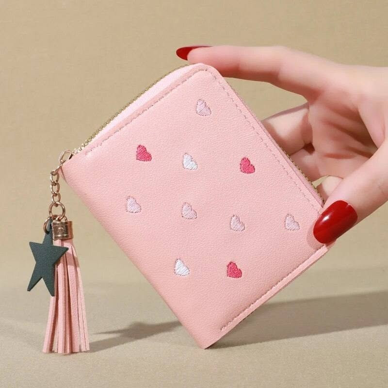 محفظة Zimoer النسائية الأنيقة 🎀
محفظة صغيرة تصميمها يخبل للبنات والنساء 💖
مزينة بنقش قلوب مطرزة ودلاية نجمة كيوت تضيفلها لمسة فخامة ولمعان ✨⭐

💼 عملية وخفيفة، مناسبة للطلعات والاستخدام اليومي
💖 خامتها مرتبة وتصميمها ناعم وجذاب

الألوان المتوفرة:
🌸 وردي
🍷 ماروني
🖤 أسود
❤️ أحمر
دللي نفسج بأحلى أكسسوار يكمل أناقتج 🎀 

السعر٦  الاف
🚘يوجد خدمة توصيل لجميع محافظات العراق ٤ الاف🚘


**إذا كنت صاحب هذا الإعلان وتريد حذفه لأي سبب، رجاءا أرسل رسالة إلى الدعم الفني**