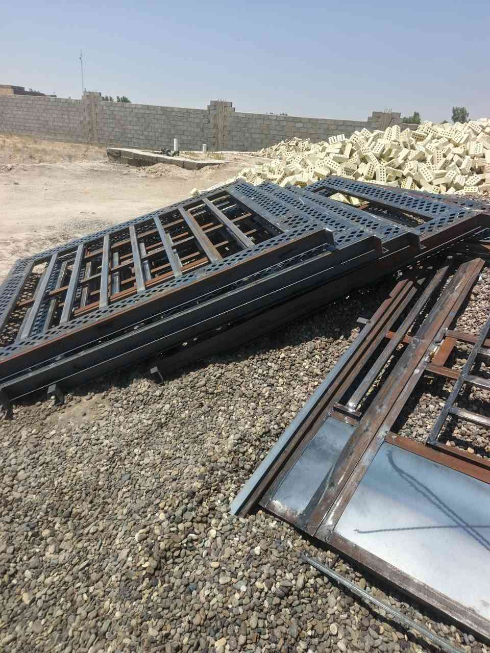 للبيع شبابيك 2 × 2 عدد خمسه وباب ارتفاع مترتين ونص وعرض متر وربع طلاقه وربع تفصال*********** مكان طريق نجف كربلاء
