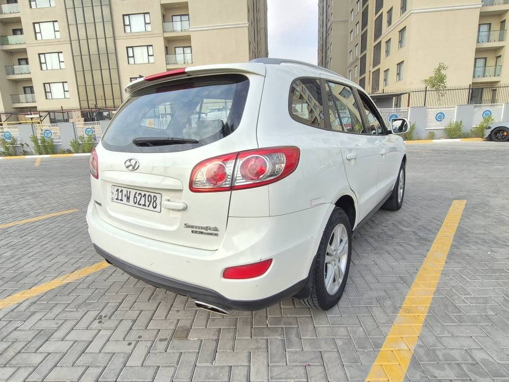 السلام عليكم 
سنتافي موديل 2010
 استلام شركة عامة 
مواصفات عادي 
6 سلندر مكينة 3500 
7 راكب 
3 قطع تبريد 
مكفولة من كلشي لا صبغ ولا تبديل 
كير ومكينة ما مفتوح بيهن برغي 
ماشية 230 الف 
صدر وتايرات نص عمر 
السعر 160 وبيها مجال 
مكاني بغداد حي الجهاد 
***********
*********** بغداد, العراق
