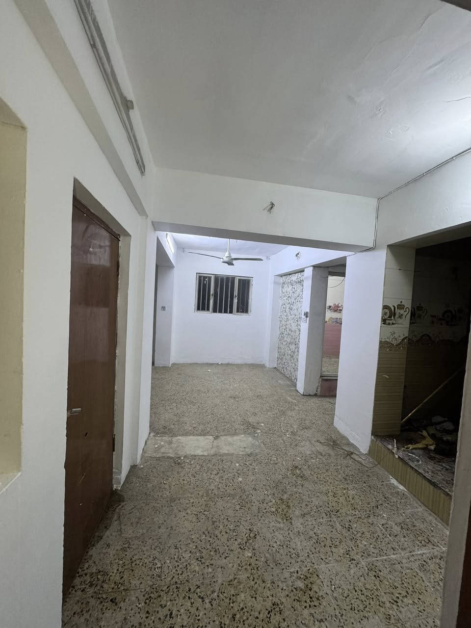 شقة للايجار في حي اور شارع الرئيسي قرب السنتر مجاور صيدلية فراهد 
غرفتين صالة مطبخ حمام وترك تهوية شبابيك في كل مكان للضائة وتهوية 
ملاحضه ترميم جديد وصبغ حاليا 
للاستفسار الاتصال ***********
