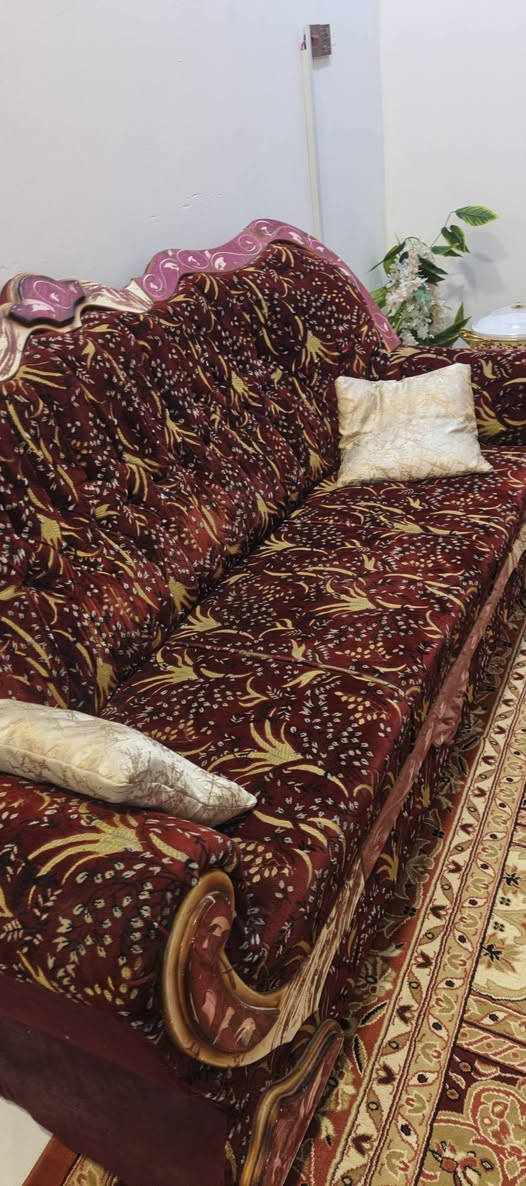 السلام عليكم  . طخم قنفات للبيع نوعية جيدة من قماش واسفنج وخشب  السعر  ٣٠٠ الف وبيهن مجال  . البصرة / السنيدية  ..     تليفون  ***********
