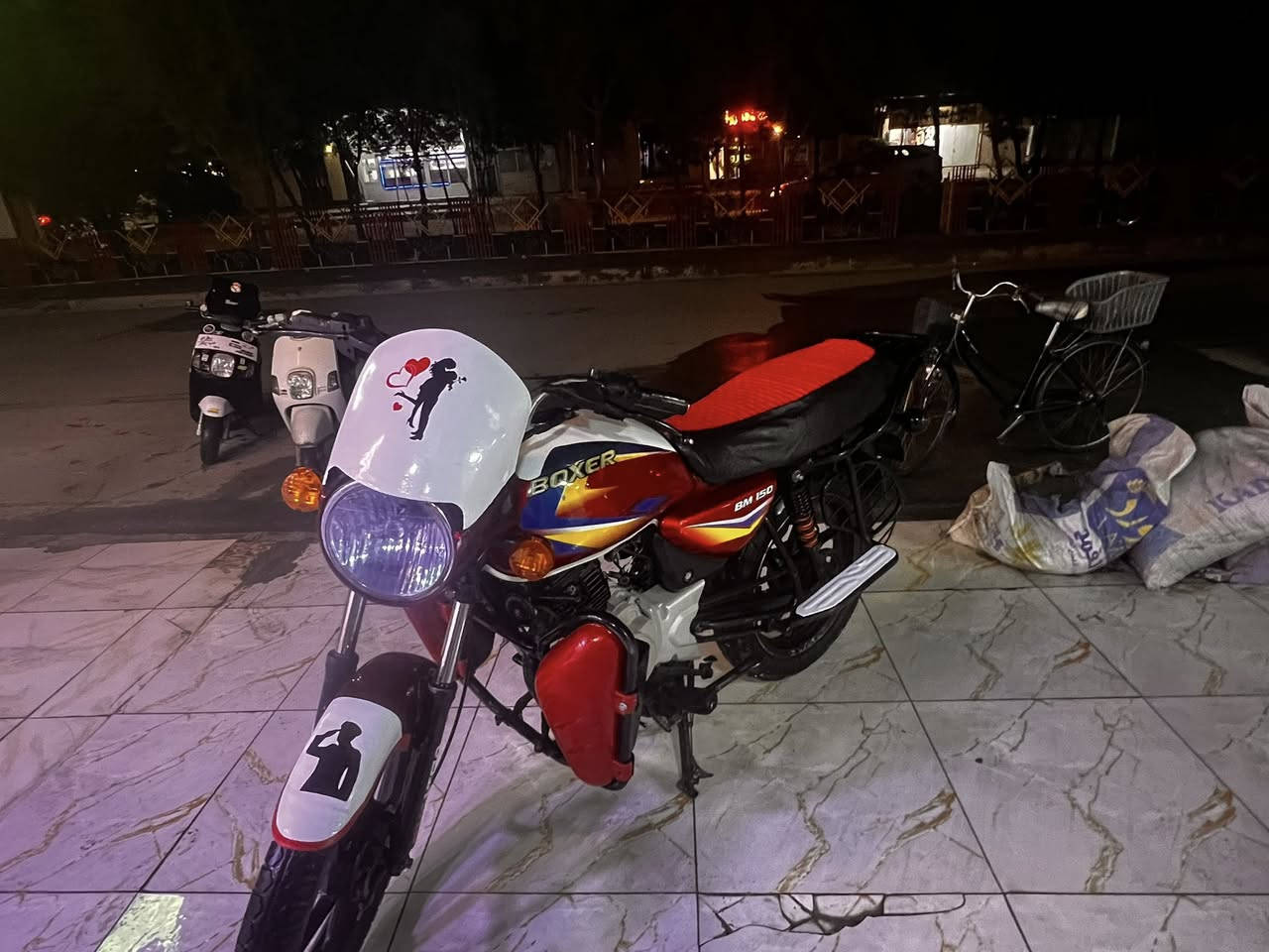 السلام عليكم بوكسر كلاسك موديل ٢٠ أوراق كامله كهربائيات كلها شغاله سلف هندر تايرات جدد مكينه مامفتوحه الدراجه كامله مكلمه متصرف ربع عليها السعر مناسب مكاني ديالى بعفويه للاستفسار على هذا الرقم ***********
