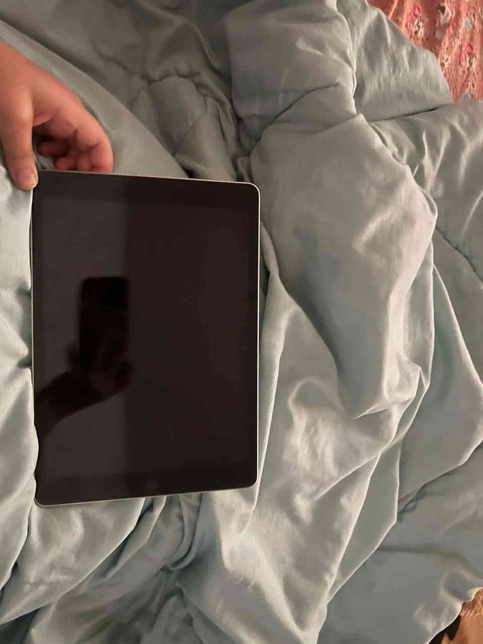 سلام عليكم ايباد 9 للبيع ذاكره 64 فول نضافه السعر 300 ألف العنوان بغداد للتواصل ***********
