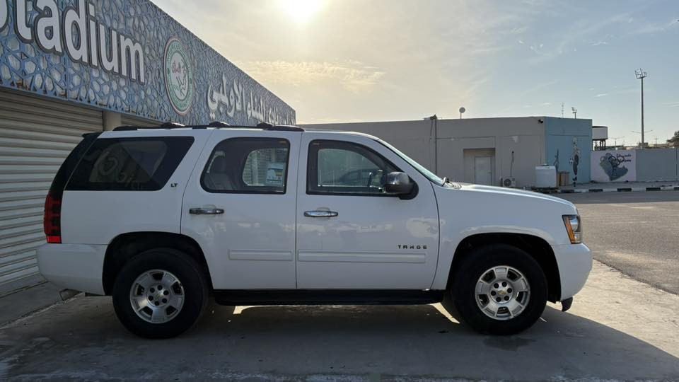 السلام عليكم تاهو 2013 بتره السياره نضيفه وحلوه وجديده وما راكضه كفاله من الكص والسرقه والعشاير والانتربول الموقع بصره السعر 110 وبيها مجال للشراي 
للاستفسار ***********
