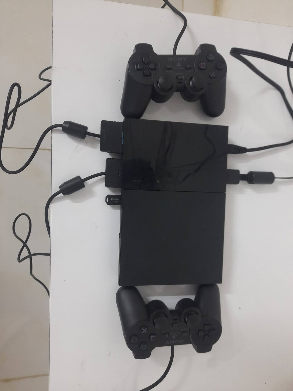 السلام عليكم من رخصة الادمن بلي تو 2 للبيع مستعمل نظيف بلي مهكر وهوة فلاش ذاكرة ٣٢ بي 66 لعبة.   مكان بغداد سويب قرب محطة وقود بيت جعاري رقمي ***********  سعر 75 بي مجال بسيط
