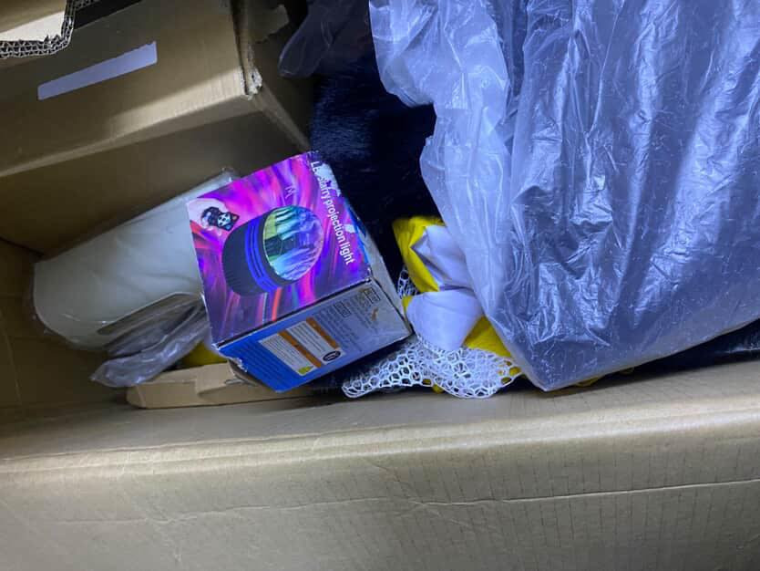 السلام عليكم
عيني عندي شلعة كراتين شي ان 2 منهم منزلي سي وان ناعم و2 منهم مكس ملابس نسائيه اشتريتهم وردت افتح بيهم مشروع بس زوجي  رفض ومقبل  وحايرة وين اوديهم لان  مكان هم ماعندي عنواني شهداء البياع وهذه رقم ***********
