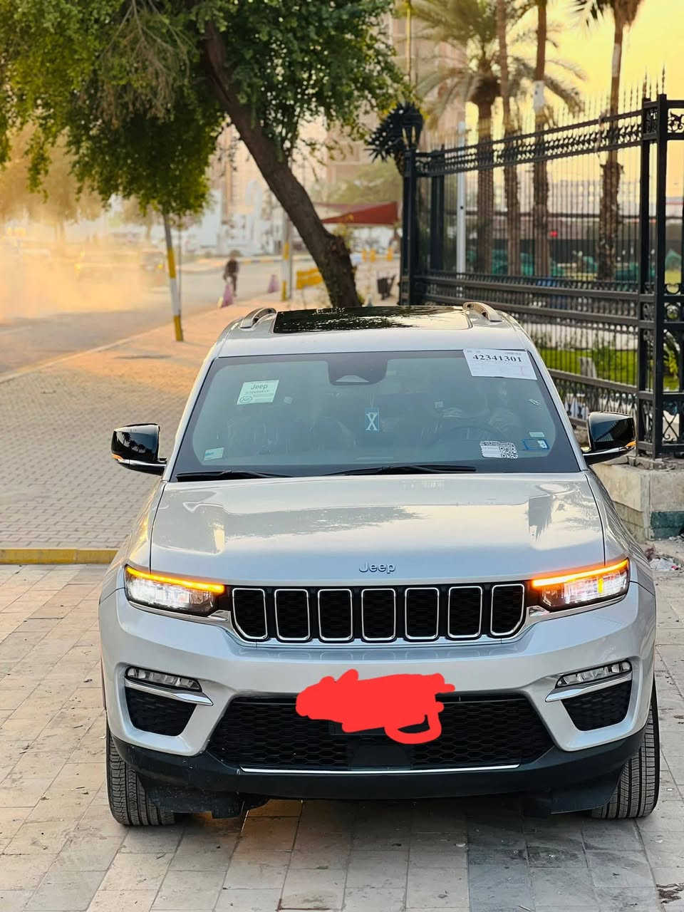 سلام عليكم
جيب كراند شيروكي 4XE 
2024 وارد امريكي
اللون سلفر
حجم المكينه : 2000  تيربو + هايبرد + بلك إن كهرباء
القوة الحصانية 385 حصان 
يعني قوة محرك همي 
المسافة المقطوعة : ٣١ الف ميل  
الضرر: واضح بالصورة
بدون صبغ بدون اي ايرباك

سونر موجود جديد 
وصور الحادث مرفقة
رقم بغداد انكليزي ب اسمي 

السيارة جاهزة دون أي نقص 

مواصفاتها
شاشه كبير 
بصمه
تشغيل عن بعد
دفع رباعي
كشنات ، جلد كهرباء ، تدفئة ، ستيرن تدفئة ايضا 
كشن السايق ذاكرة عدد ثنين ميموري
صندوك كهرباء
حساسات خلفيه وكامرة ايضا 
قطعتين تبريد 
اشاير بالمري ونيكل مع رادار مع هيتر 
رادار امامي
رادارات خلفية توقف ذاتي 
اربعة وضعيات قياده جبلي ثلجي صخري رملي 
بنوراما فتحتين
كير ماوس ، شفتات گير بالستيرن 
نظام منحدرات وجبلي وصخور 
لايتات لد
بكلايت لد
كشافات لد بالدعامية
بصمة ابواب

سعر العرض 340 مجال بسيط 
فول مواصفات 1/1 
مكان سيارة بغداد المنصور 
***********
