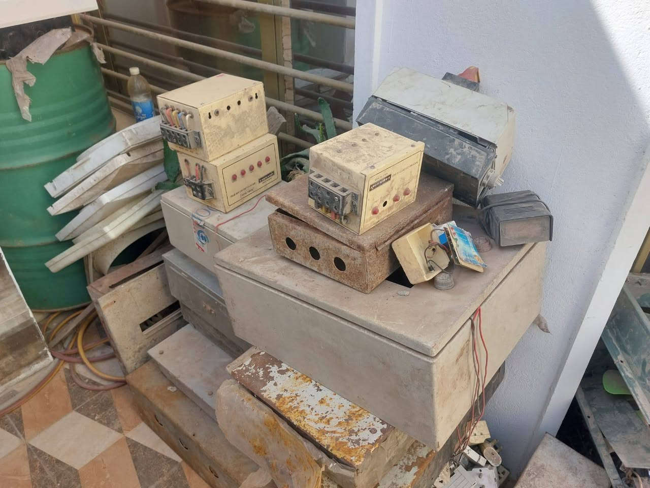 غراض كهربائيات للبيع جديد ومستعمل 
مكان الزعفرانية الاتصال 
***********
