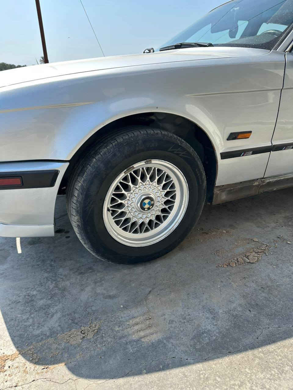 سلام عليكم للبيع 4 ابواب وجملغات عدد ٢ وبنيد  وقبق صندوق جدد بدون حدث مال موديل ٩٦ مكاني بغداد التاجي ***********.   ***********
