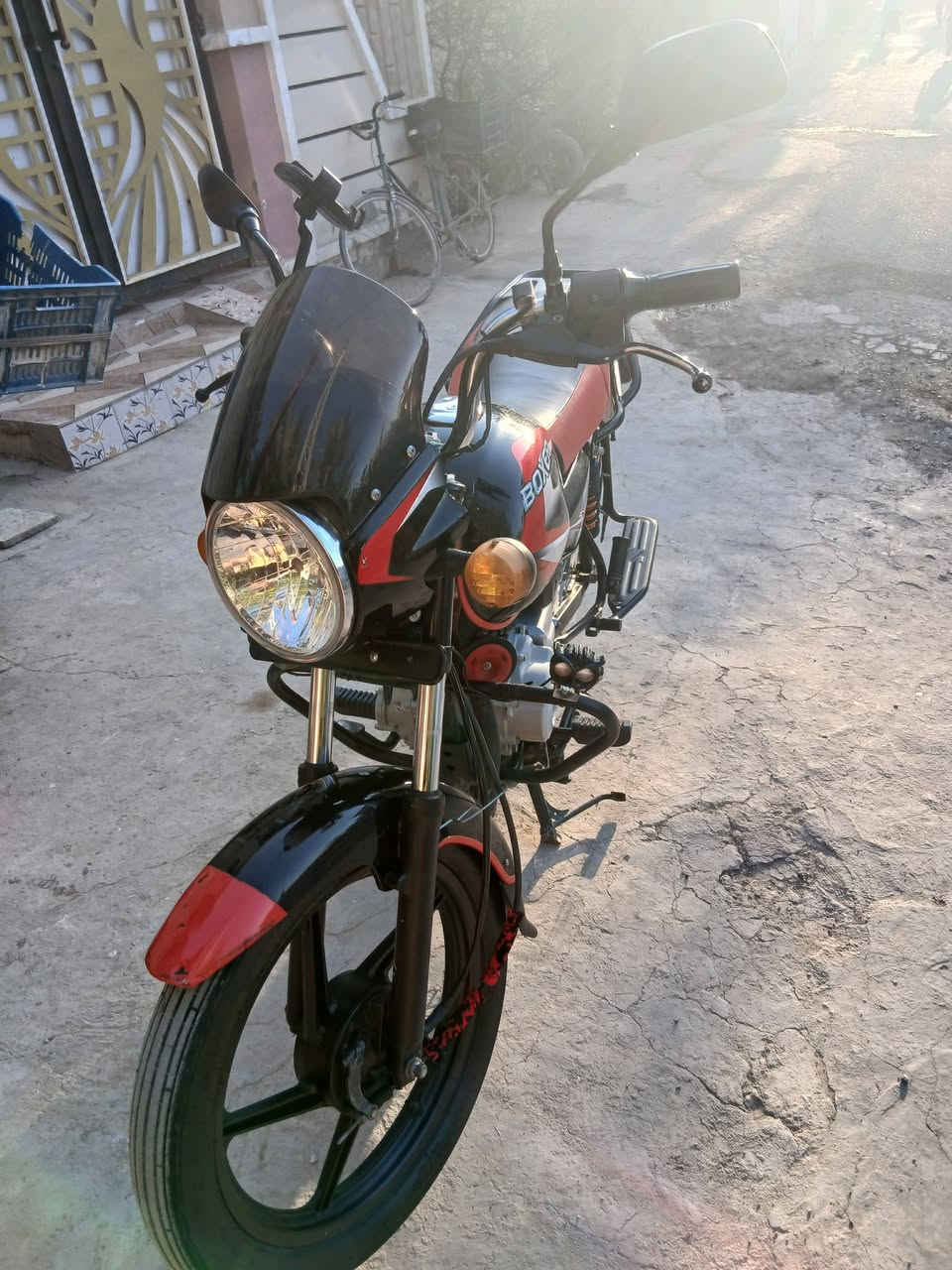 سلام عليكم دراجه بوكسر 22 للبيع مرقمه نكليزي ديالى تحويل ثاني يوم دراجه  مال جناي السعر مليون 850 وبيها مجال بسيط رقم الهاتف ***********
