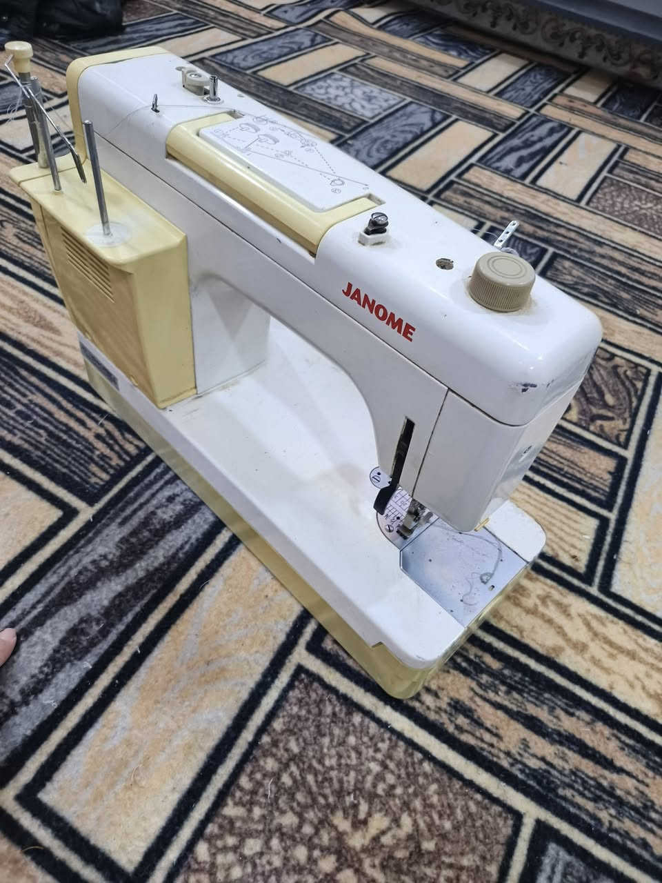 مكينه خياط بيبي صناعي شرط ياباني اصلي اشتريته قبل سنه او اكثر شوي وماعرفوله ف الاستخدام اقل السبوع تخيط كل الخامات حتى على الكارتون اشتريته ٢٥٠ واريده ب ٢٠٠ نقصه فقط الدوسه ضايعه تجي تفحص وتقتنع يلا تاخذ شرط هذا  مكاني كوت الحكيم متواجد خاص واتصال *********** بي  واتساب
